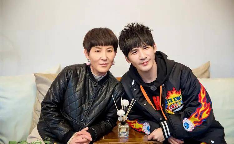 大张伟:她以经纪人的身份陪了我23年,为我隐婚8年,能不爱吗?