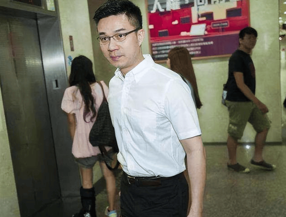 小s老公许雅钧只比具俊晔小1岁,状态却完爆汪小菲_mike_生活_岁月