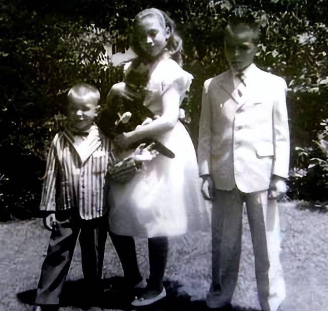 美国前特工谈希拉里:暴躁冲动,曾将克林顿眼睛打青,罚他睡沙发