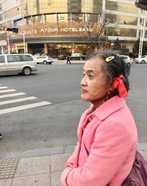 青岛"大喜哥",男扮女装16年,浓妆艳抹拾荒,故事让人心酸