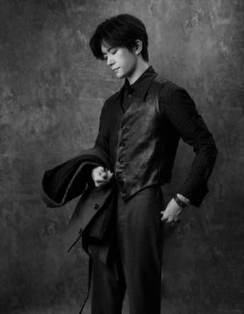 易烊千玺芭莎台下镜头 我真的服了易烊千玺身上的气质了,气质儒雅还