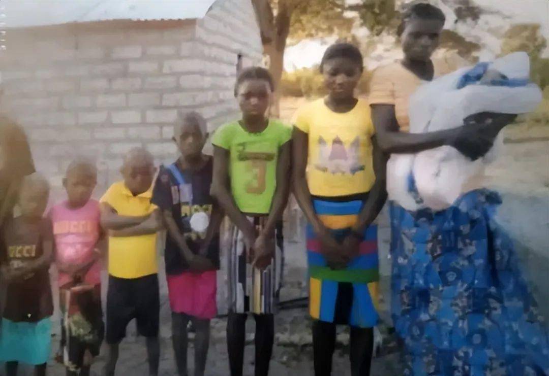 之后他就找到自己以后的岳父做保安,也就是明噶的父亲.