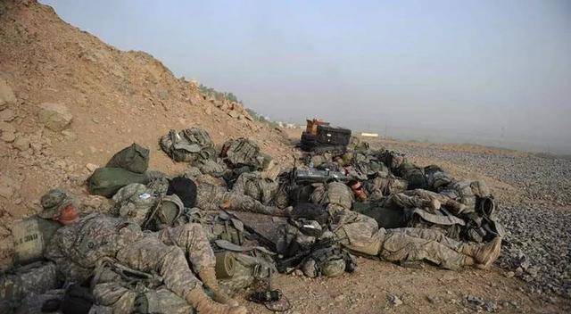 普通士兵是如何在枪林弹雨的战场上睡觉的?