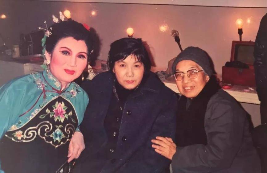 晚年瘫痪23年,重生后上春晚,新凤霞死后女儿说:妈妈一生太圆满