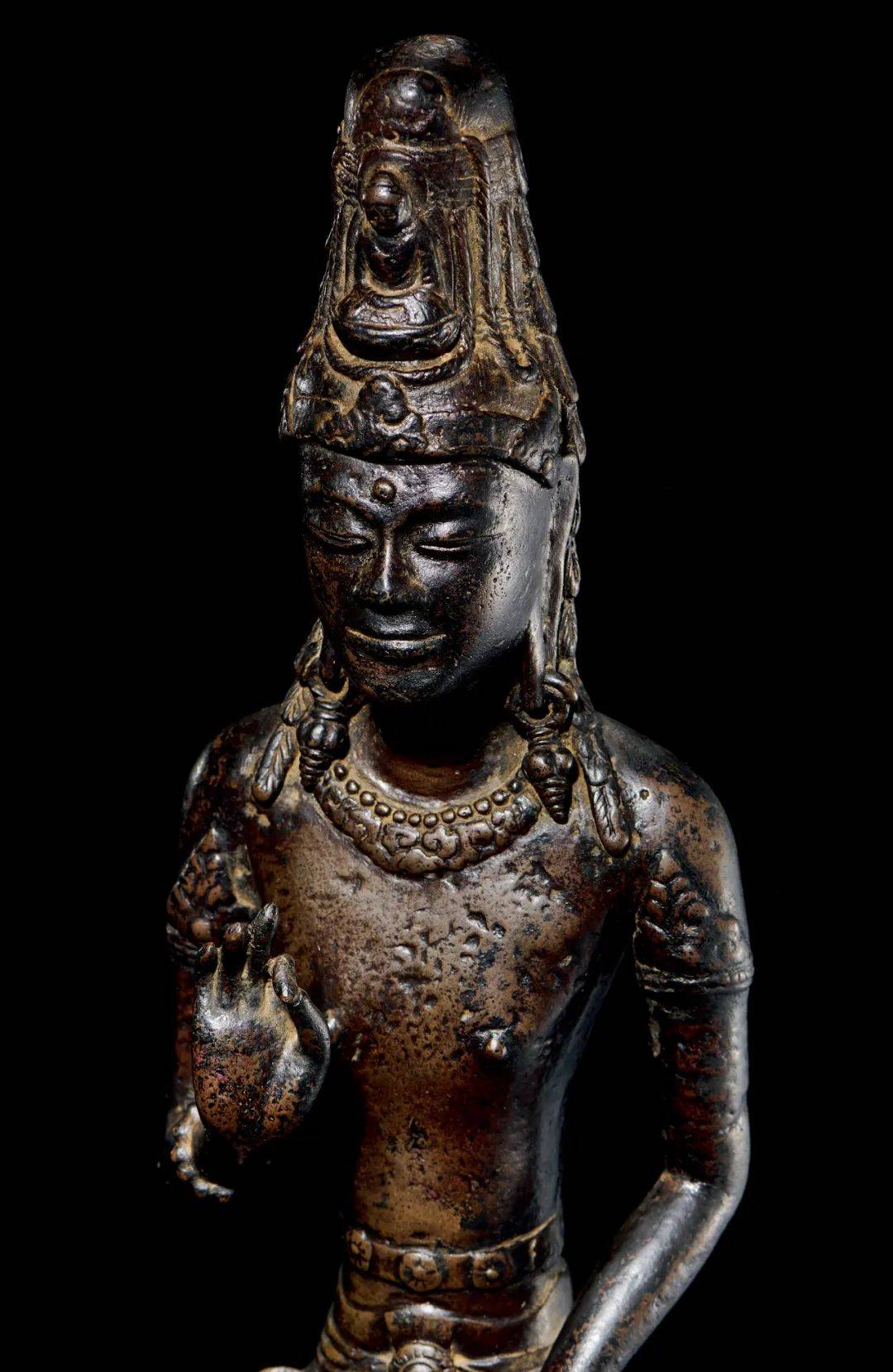 一尊26cm高的银背光金阿嵯耶观音像,1979年出土于大理州崇圣寺千寻塔