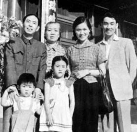 在邓中夏的培育下,她的身份,从一个四川的女学生,变成一名光荣的党员.