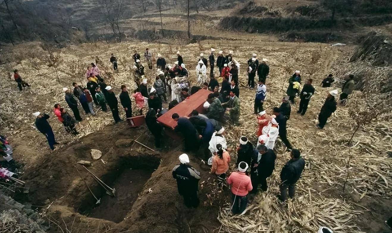 这个方法更为高效环保,除此之外世界各国少数民族还流行着天葬,水葬