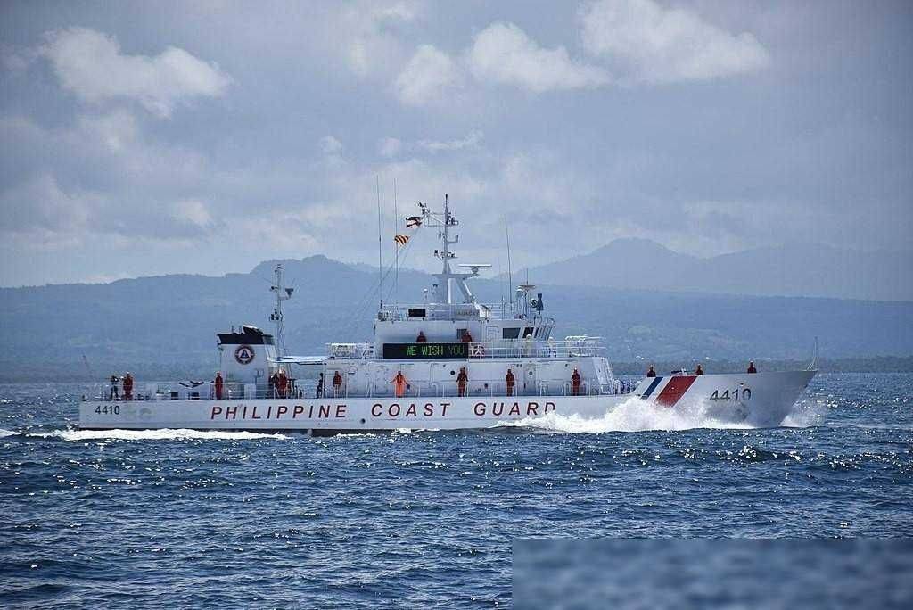 黄岩岛现激烈对峙!中国海警水炮击毁菲船雷达,现场发生剧烈撞击