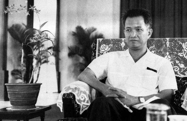 1959年,乔森潘学成回国,在金边大学当老师.