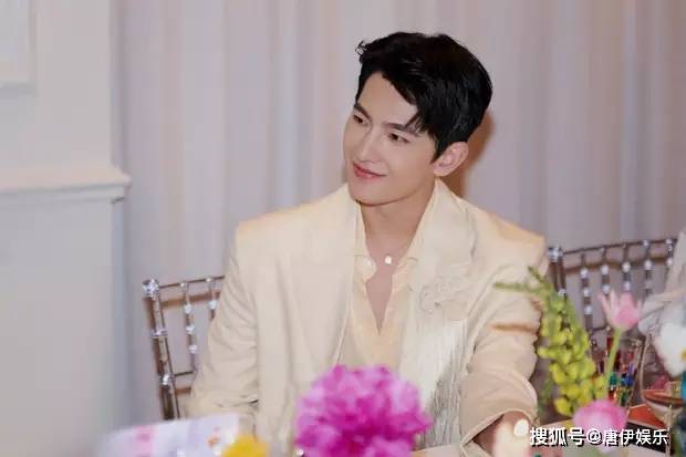 杨洋活动照释出,白衣贵公子风范尽显,晚宴西装造型更添优雅