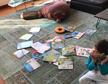 例如:在一本主题是歌颂友谊的图书中,小鸡和小伙伴们来给小熊过生日