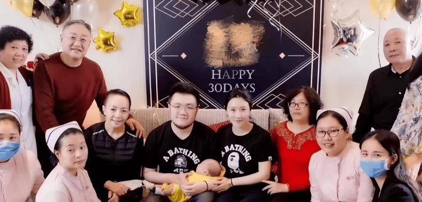 宋丹丹与恩爱老公甜蜜会友聚餐,幸福家庭氛围溢于言表引网友祝福