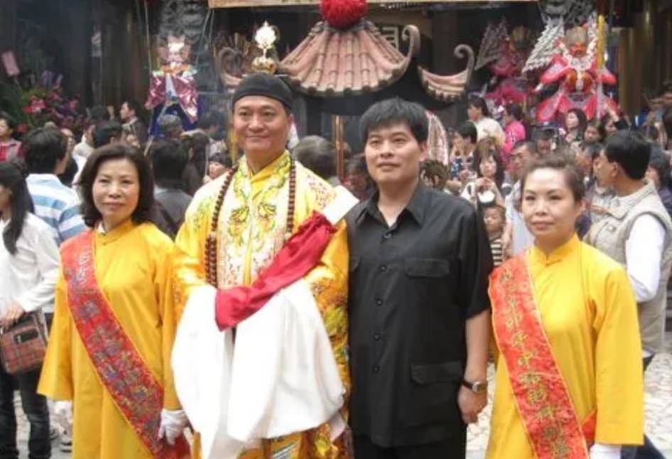 60年代末,最后一任张天师撒手人寰后继无人,接班乱象频出