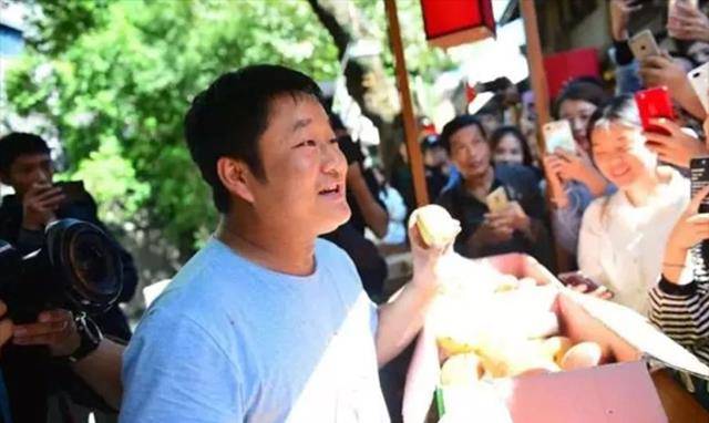 "石榴哥":1分钟收入30万,偶像给他递名片,却曾因