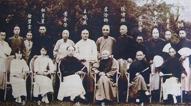 首先就是辈分的问题了.因为青帮早有帮规,下一辈必须尊重上一辈.