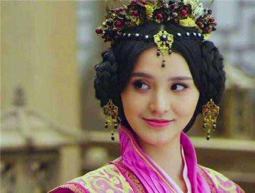 国舅因谋反被灭门,事后皇帝赐给太后一杯毒酒,说:你也去陪他吧