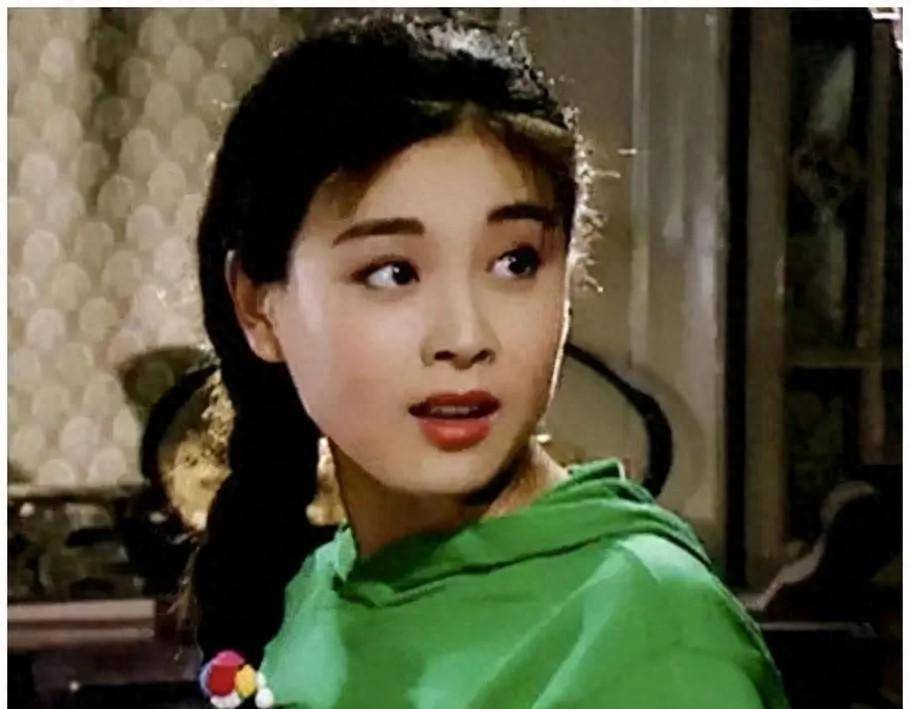 演员赵明明:嫁给英宁,离婚时抱着女儿大哭,52岁依旧单身