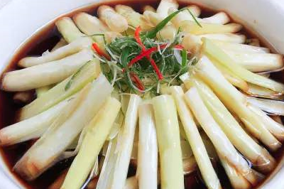 营养丰富的淮安蒲菜,经过厨师的精心烹饪,更添江南风味