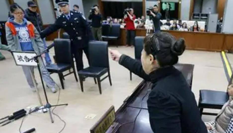 9年前北京女子因40元停车费,开车拖死管理员,祖父:在家横惯了