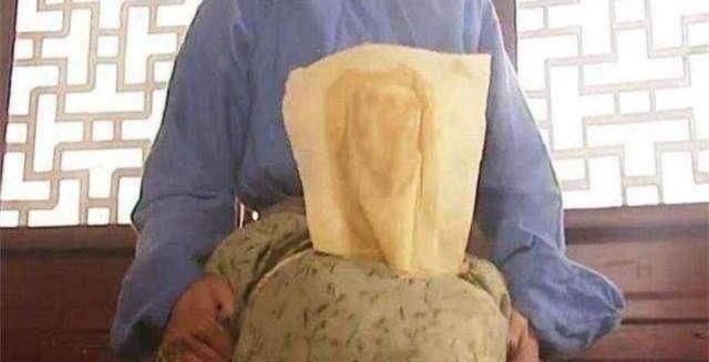 明人祝允明的《野记》中记载朱元璋曾使用过一种抽肠的酷刑(不见于