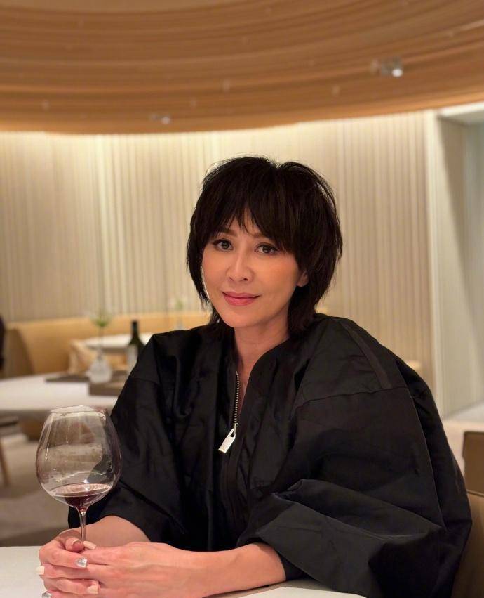 刘嘉玲晒与老公合照,61岁梁朝伟穿花毛衣出镜,光头造型抢镜_照片_穿着