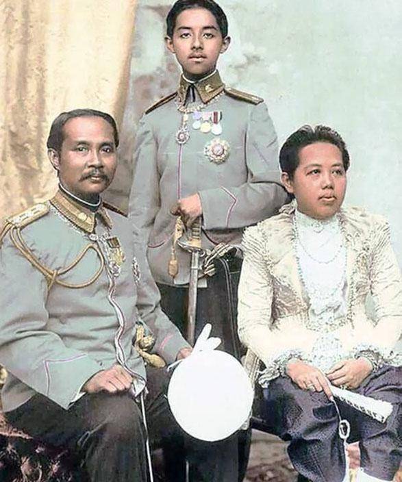   引起 泰国第一位皇帝:15岁即位，娶了4个姐妹，纳了150个妃子，生了77个孩子。 
