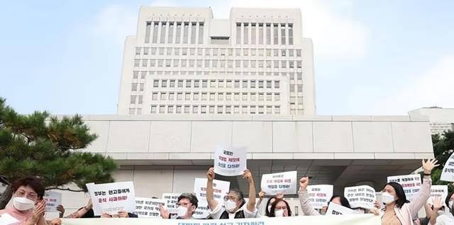 当时究竟发生了什么事,为何韩国老妇会指控自己的国家政府?