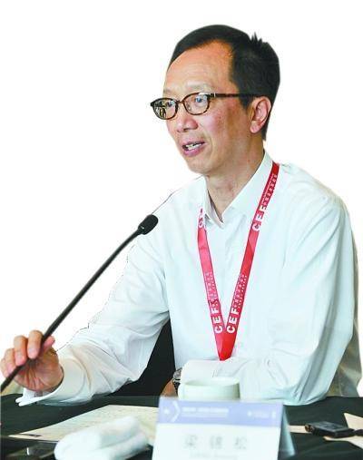 2001年,梁锦松与跳水女皇伏明霞相遇,明知差了26岁,仍强势追爱