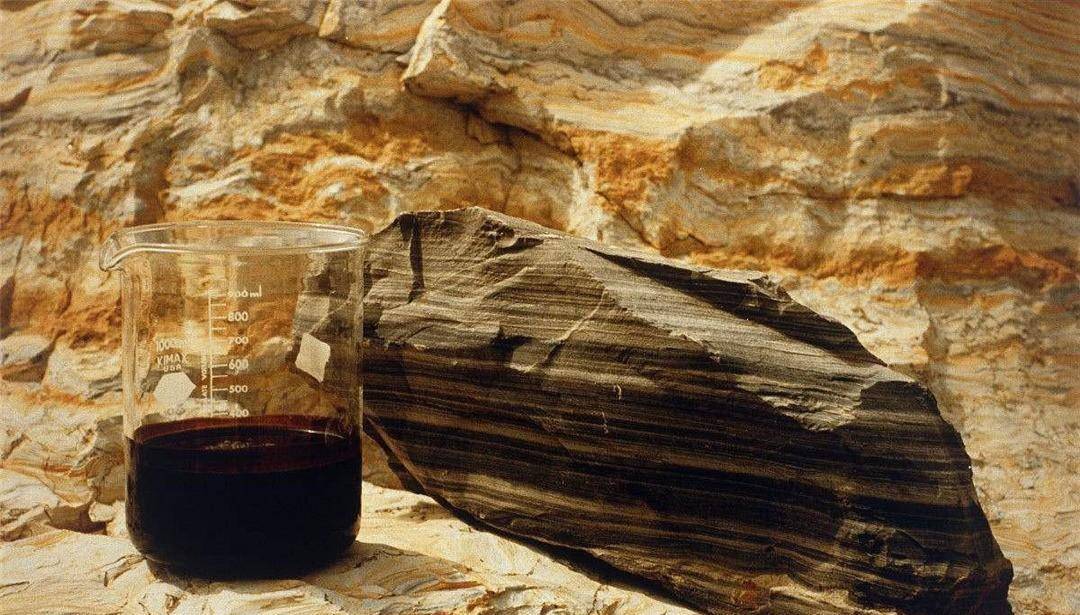 页岩油,主要指分布在页岩地层空隙中的石油资源,属于非常规油气,藏有