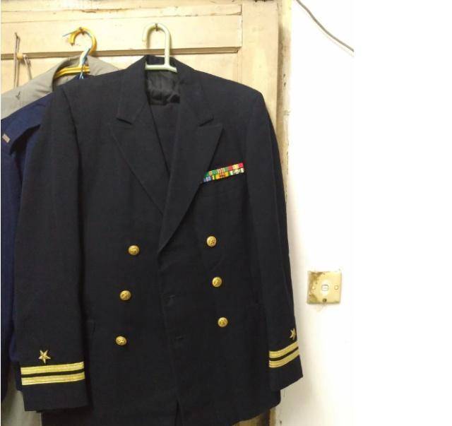 海军的军杠为何都佩戴在袖子上?难不成是新颖的设计?