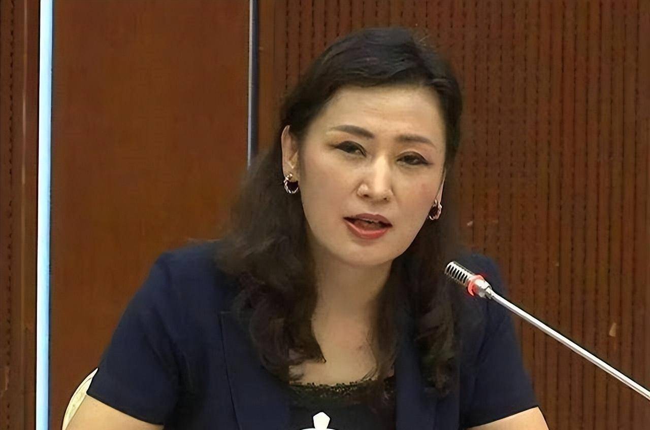 最美大学校长姜虹,31岁当副教授,49岁任校长,今54岁好知性