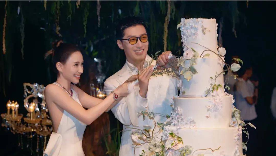 窦骁给老婆庆生显敷衍,没奢华蛋糕,场地简陋,没让何超莲长脸