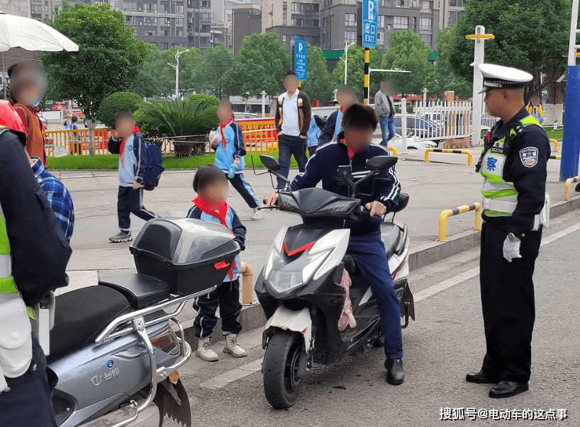 江苏省公安刘旸骑摩托图片