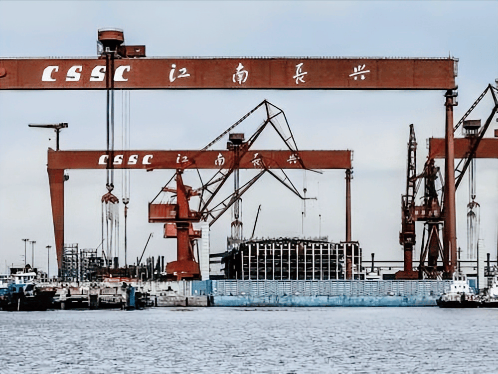 江南造船厂与大连造船厂,中国海军舰艇制造巨头,进行全面比较