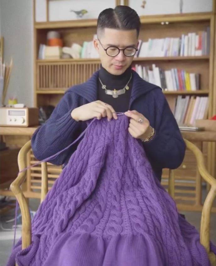 广东小伙潘锐彬:辞高薪回村织毛衣,两登央视,全网粉丝过千万_手工