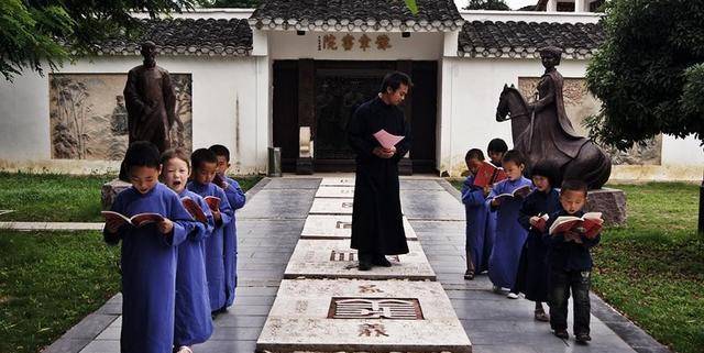 豫章书院有多可怕?虐待,辱骂盛行,为何家长却争先恐后的报名