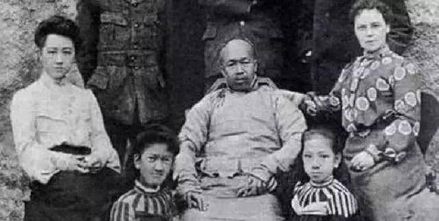 康有为1913年回国后,生活也是极为奢华靡费,他的妻妾子女每月花费逾千