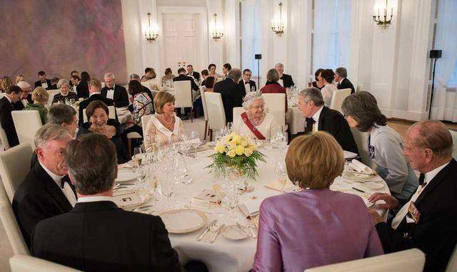 英国的顶级御宴:4千多件银餐具,上百名厨师,摆盘精准到毫米_国宴_国家