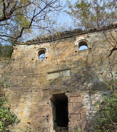 1950年,土匪抬着土炮攻打县城,败退后躲进墙高10米的大寨子