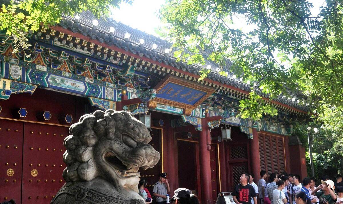 北京大学1974年7月,努肉孜的梦想实现了,他被北京大学录取了.