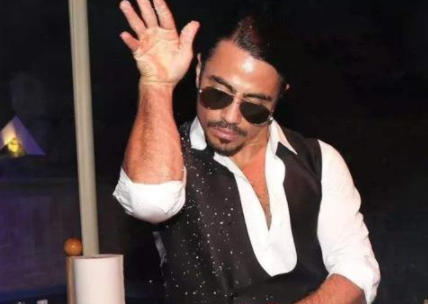 过气网红"撒盐哥"亲手做牛排,看到实物后,网友直呼