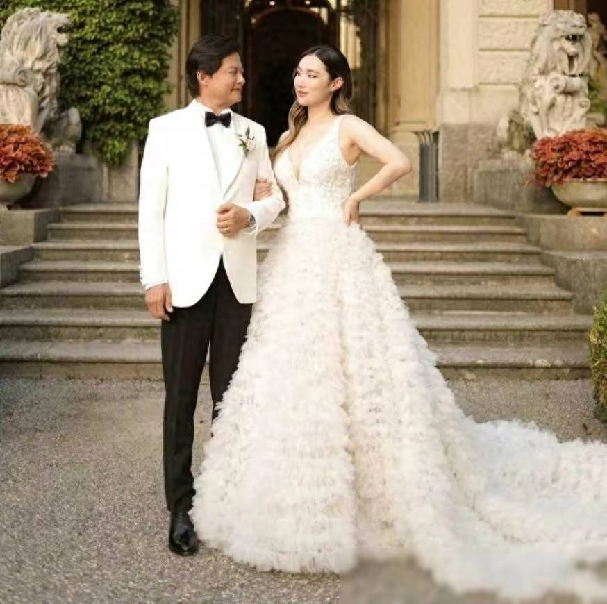 知名歌唱家过亿豪宅曝光,小30多岁妻子爱晒丰满身_华伦_生活_故事