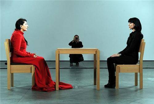 这场行为艺术的表演者名叫玛丽娜·阿布拉莫维奇,她是塞尔维亚人,被称