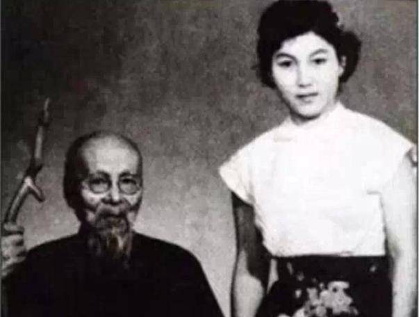 胡宝珠不仅年轻貌美,而且冰雪聪明,长期在齐白石的潜移默化下,居然