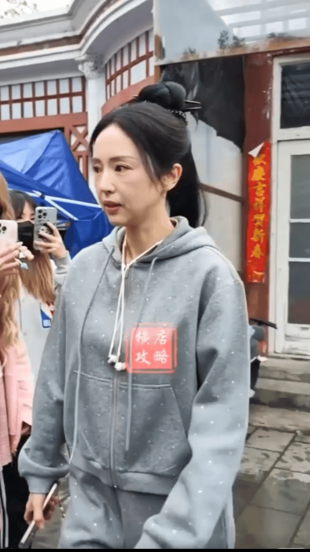 44岁董璇横店拍戏认不出!面容憔悴法令纹抢镜,女神真的老了