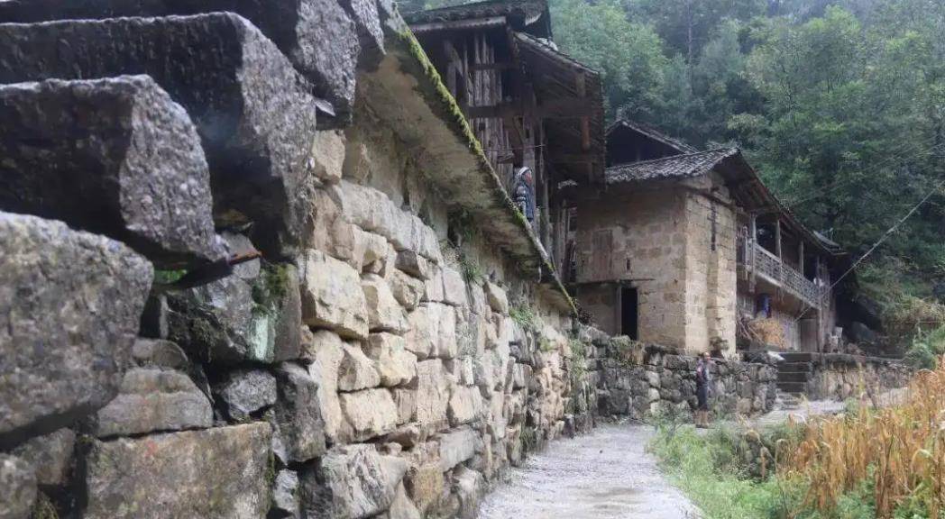 1993年,浙江女子给3名小乞丐30元路费,20年后乞丐拿100万报恩