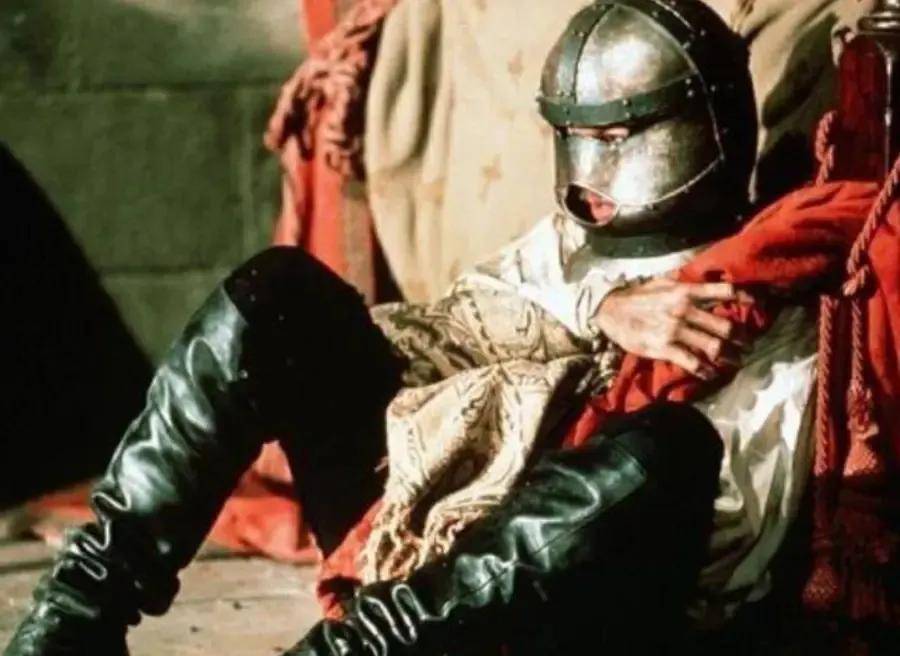 法国神秘"铁面人",终生戴着面具,囚禁34年,死后身份成谜