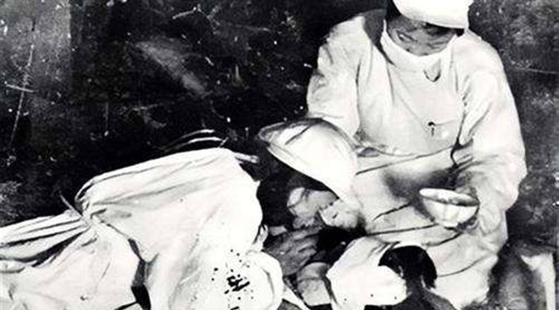 黄继光舍身堵枪口,遗体高举双手三天才放下,女卫生员含泪道缘由