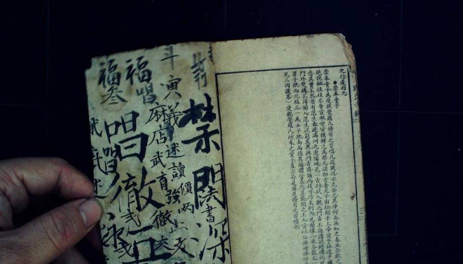 清朝盛行的是皇家绯闻,明朝时期则是朱与刘的故事.