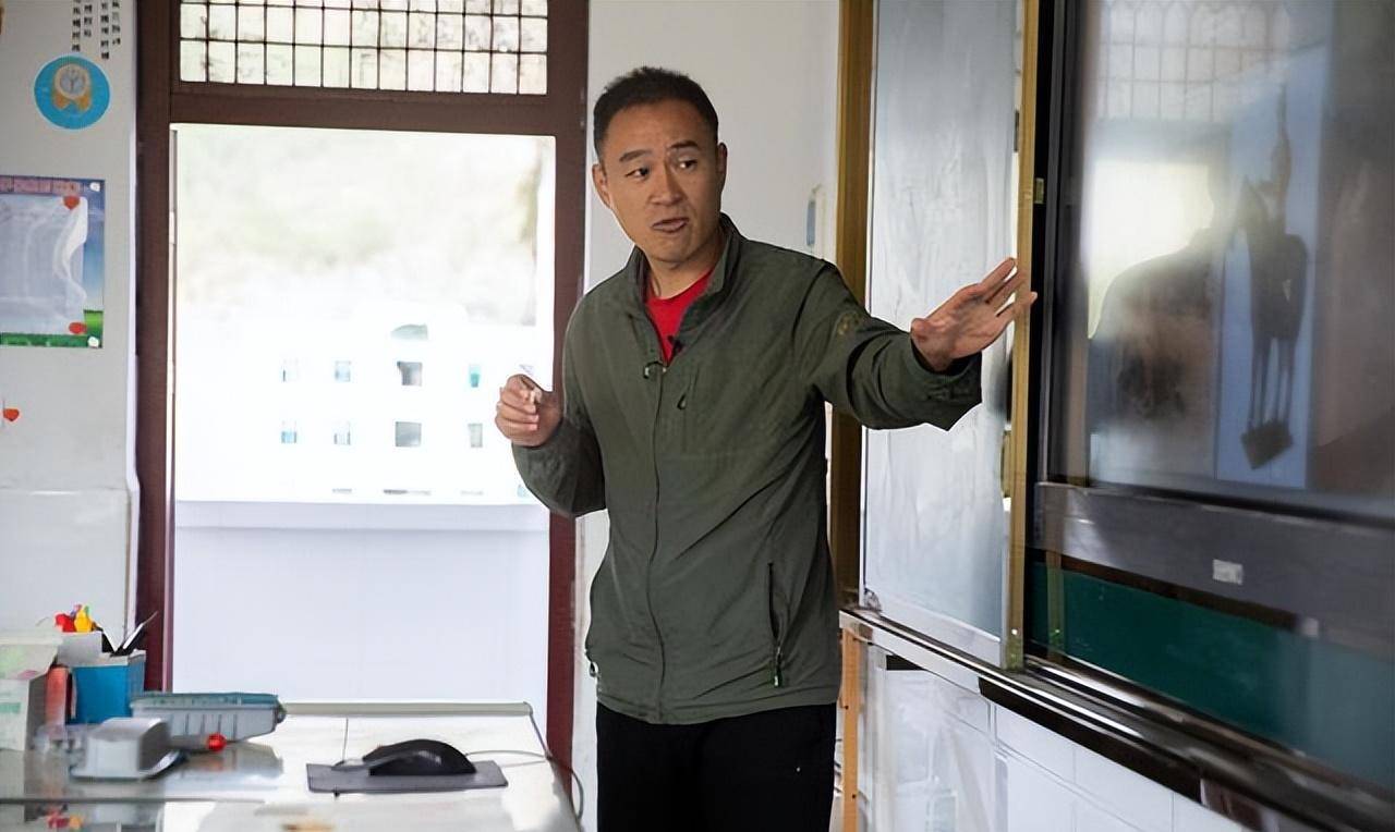 南大才子袁辉:放弃高薪工作到山区支教11年,34岁无车无房仍单身